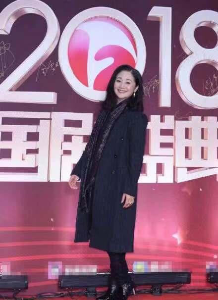 头条盛典吴谨言领奖视频,惊艳全场