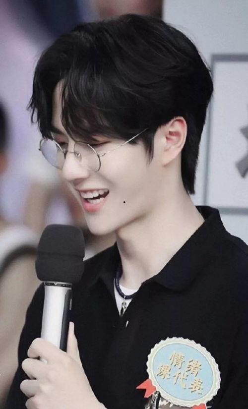 王一博 肖战头条,双星闪耀，娱乐圈风云再起！