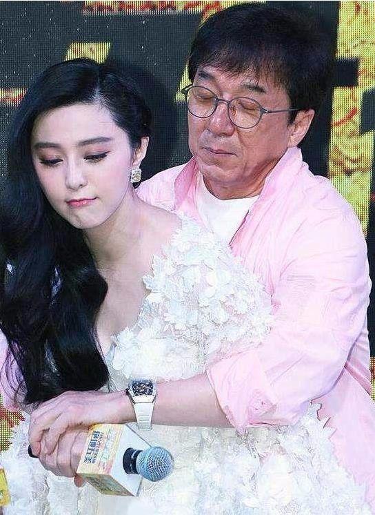 明星被袭胸的照片,现场照片曝光引热议